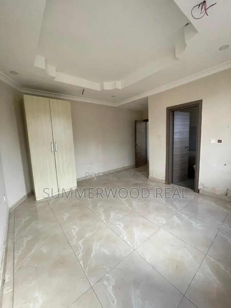 Mini Flat in Chevron for rent