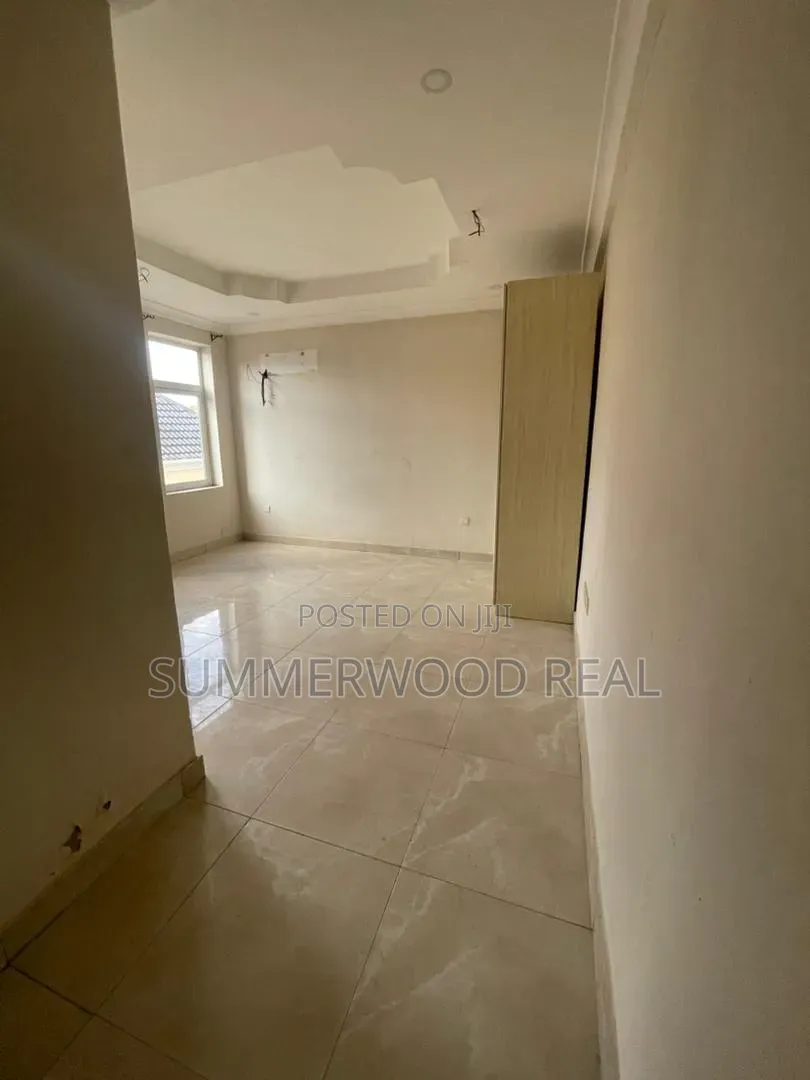 Mini Flat in Chevron for rent