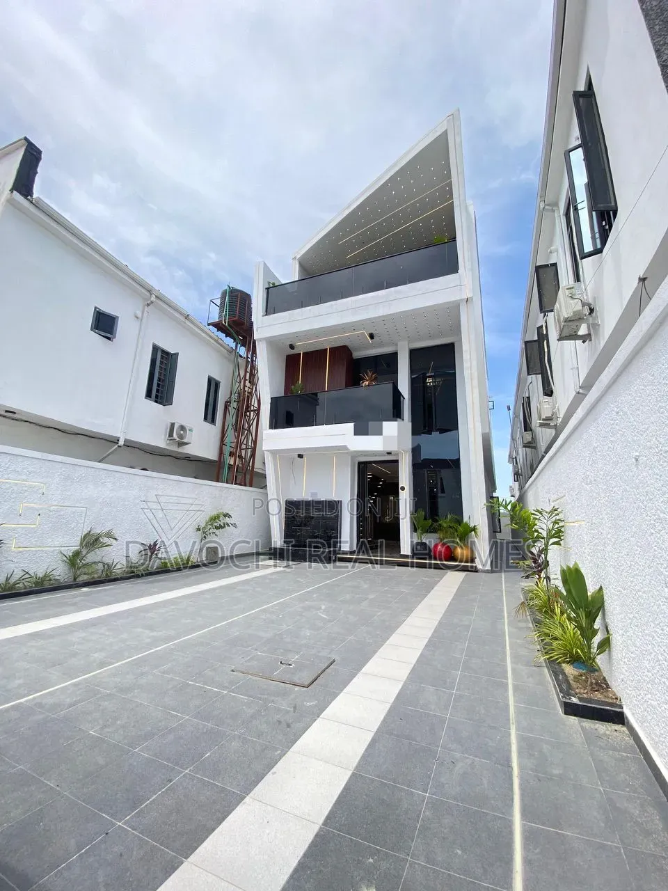 5bdrm Duplex in Ikota for sale