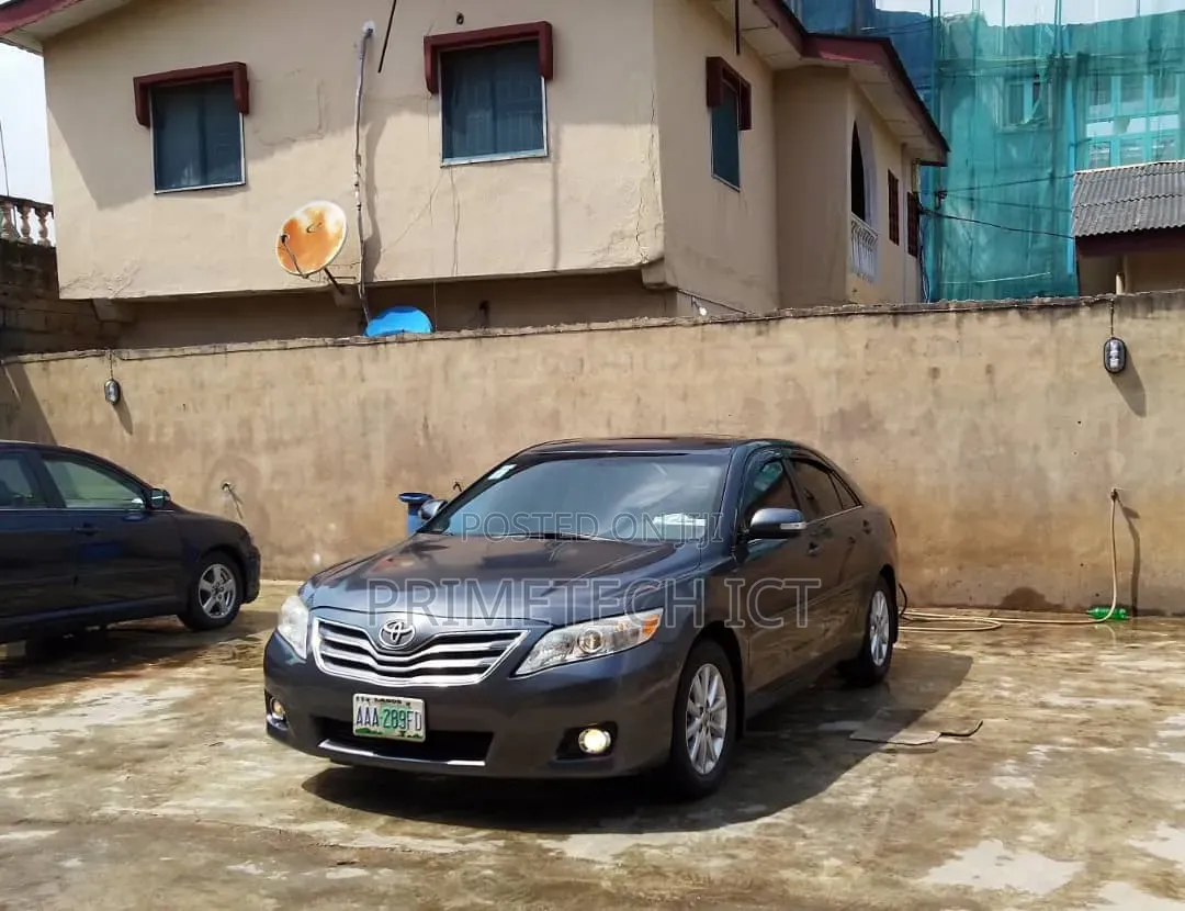 Toyota Camry XLE V6 4dr Sedan (3.5L 6cyl 6AM) 2010 Gray