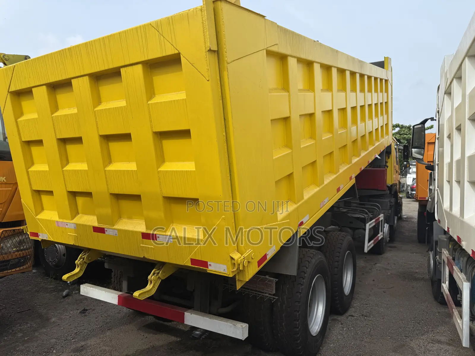 Foreign Used Howo Dump 12 Tyres Truck.