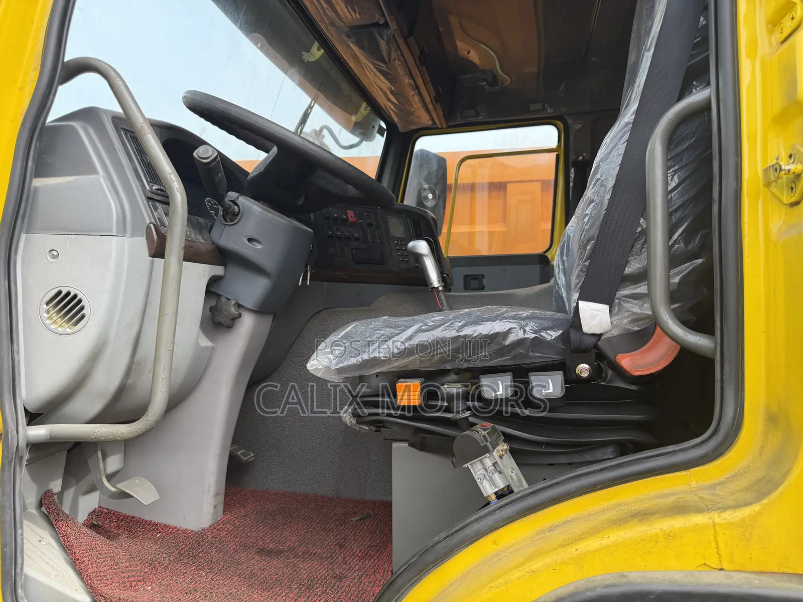 Foreign Used Howo Dump 12 Tyres Truck.