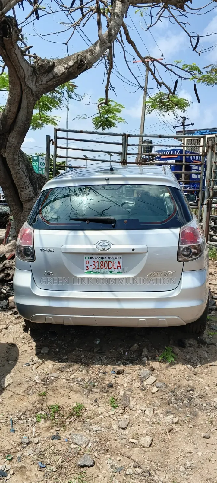 Toyota Matrix Hatchback FWD (1.8L 4cyl 5M) 2007 Silver
