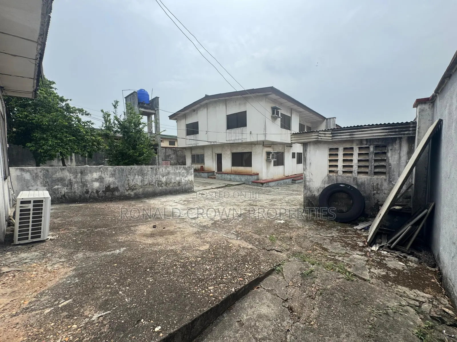 Land Measuring 1000sqm With Demolishable Building at Ikeja