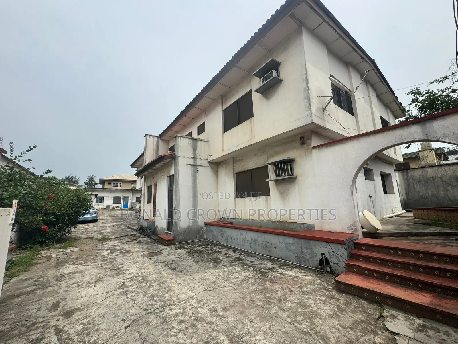 Land Measuring 1000sqm With Demolishable Building at Ikeja