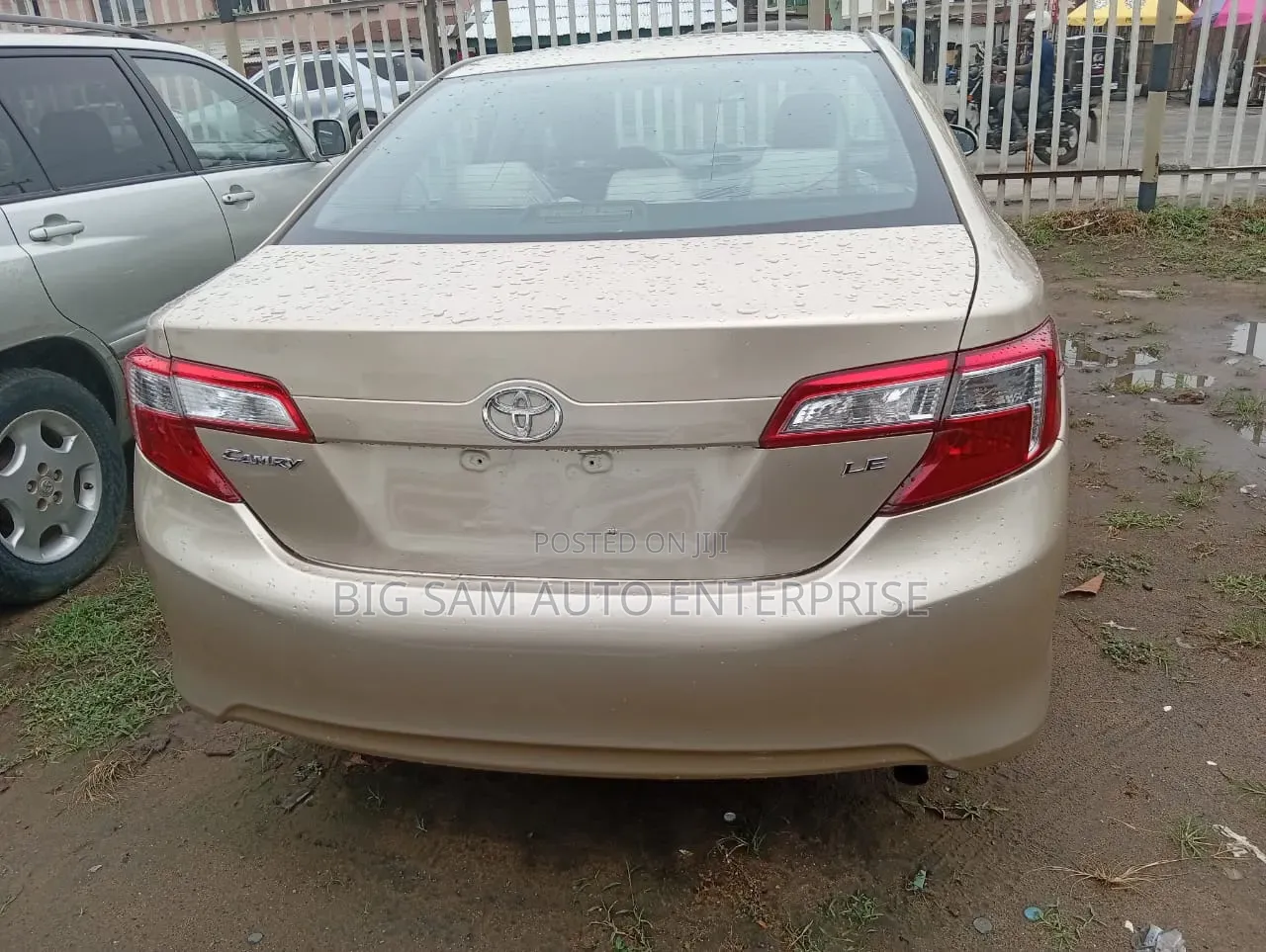 Toyota Camry LE 4dr Sedan (2.5L 4cyl 6A) 2012 Gold