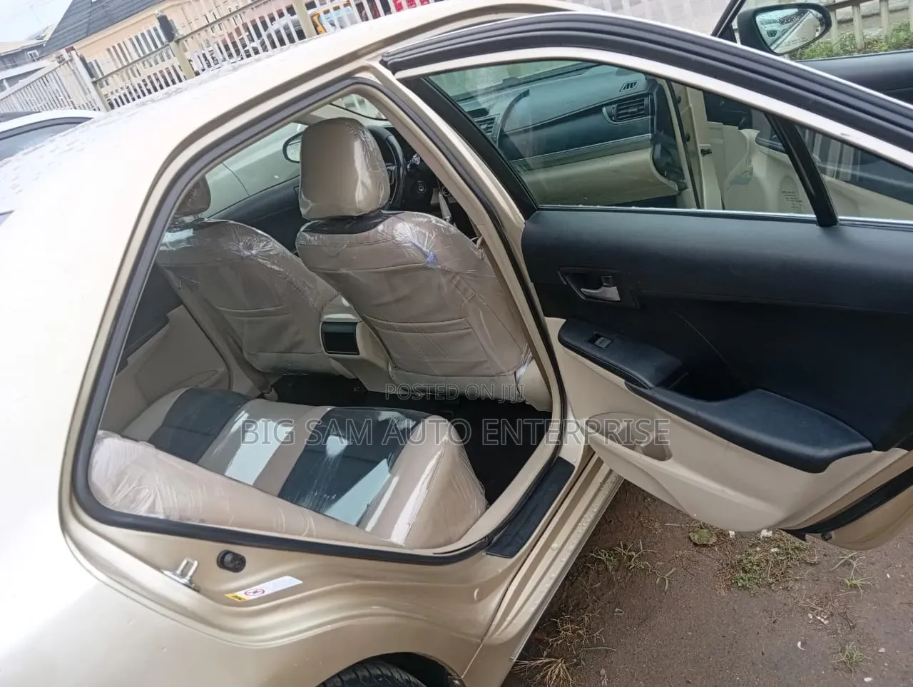 Toyota Camry LE 4dr Sedan (2.5L 4cyl 6A) 2012 Gold