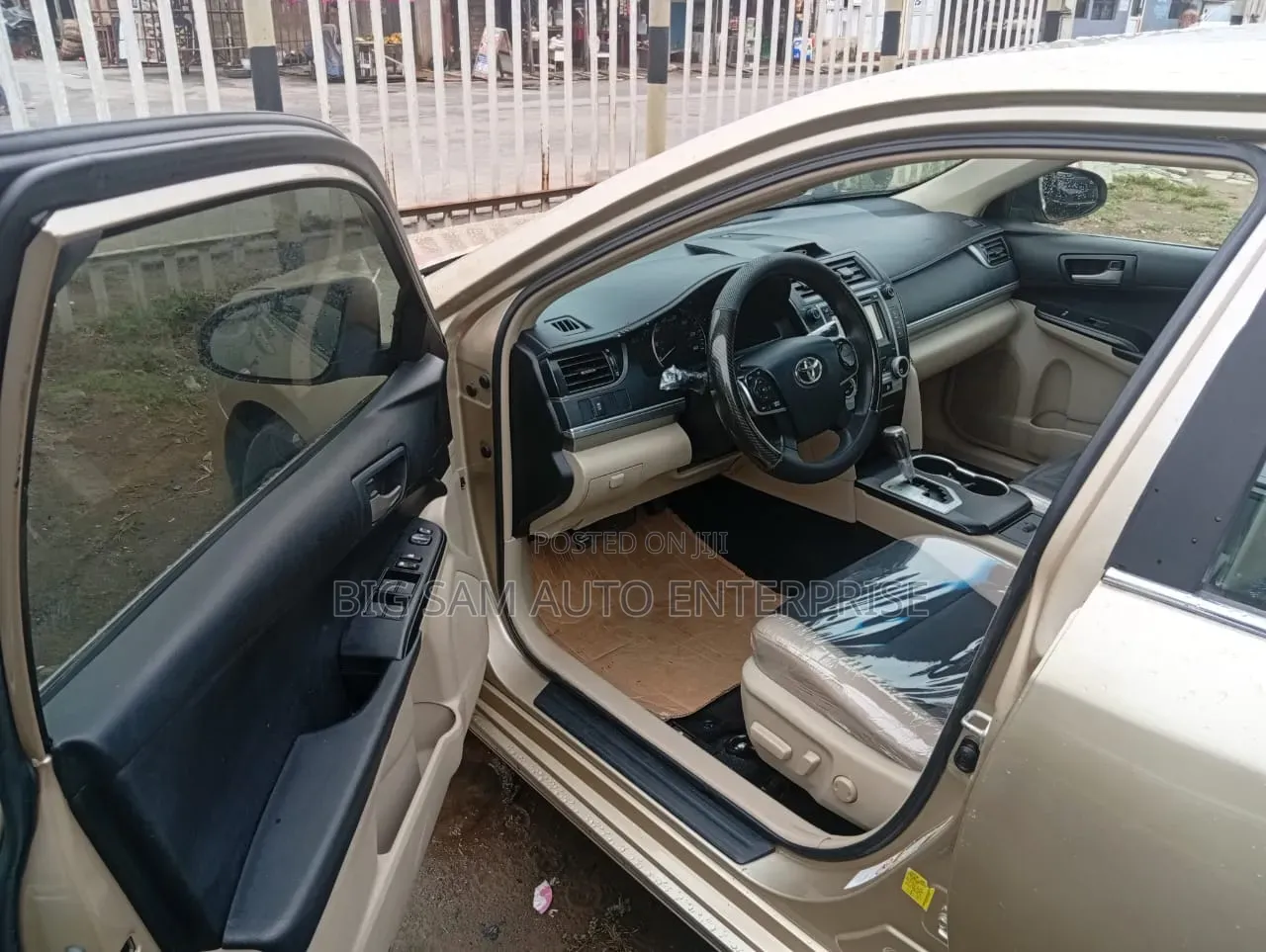Toyota Camry LE 4dr Sedan (2.5L 4cyl 6A) 2012 Gold