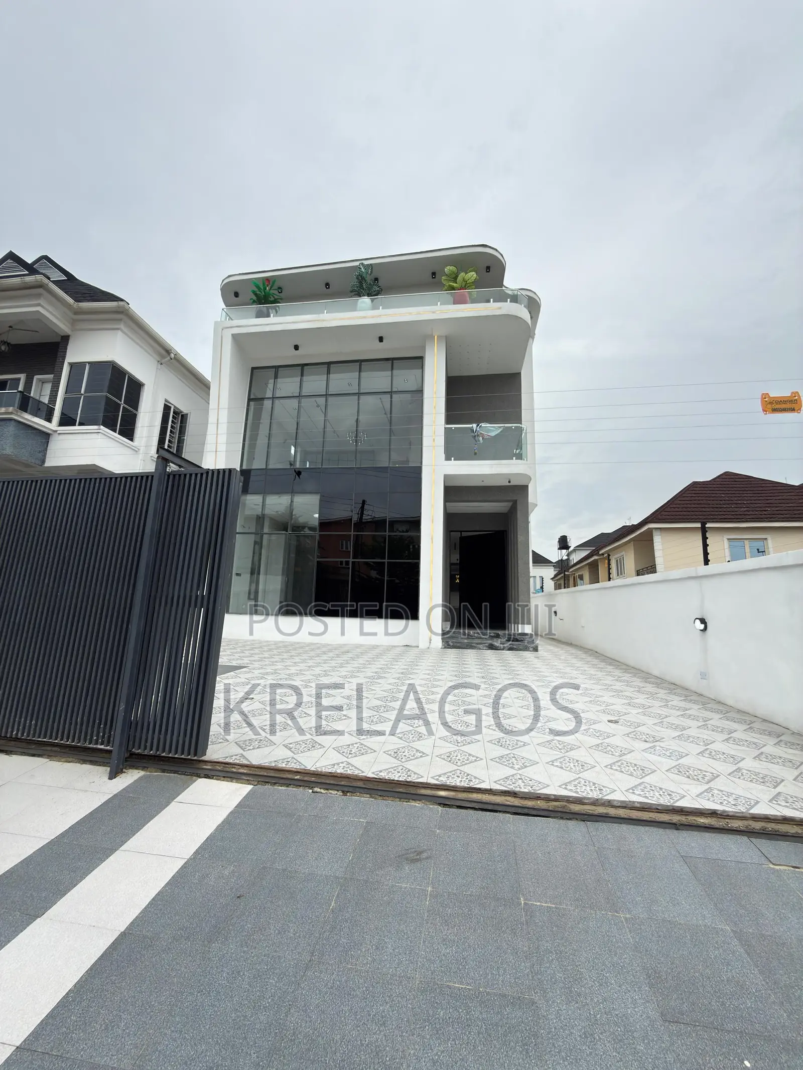 5bdrm Duplex in Chevron for sale