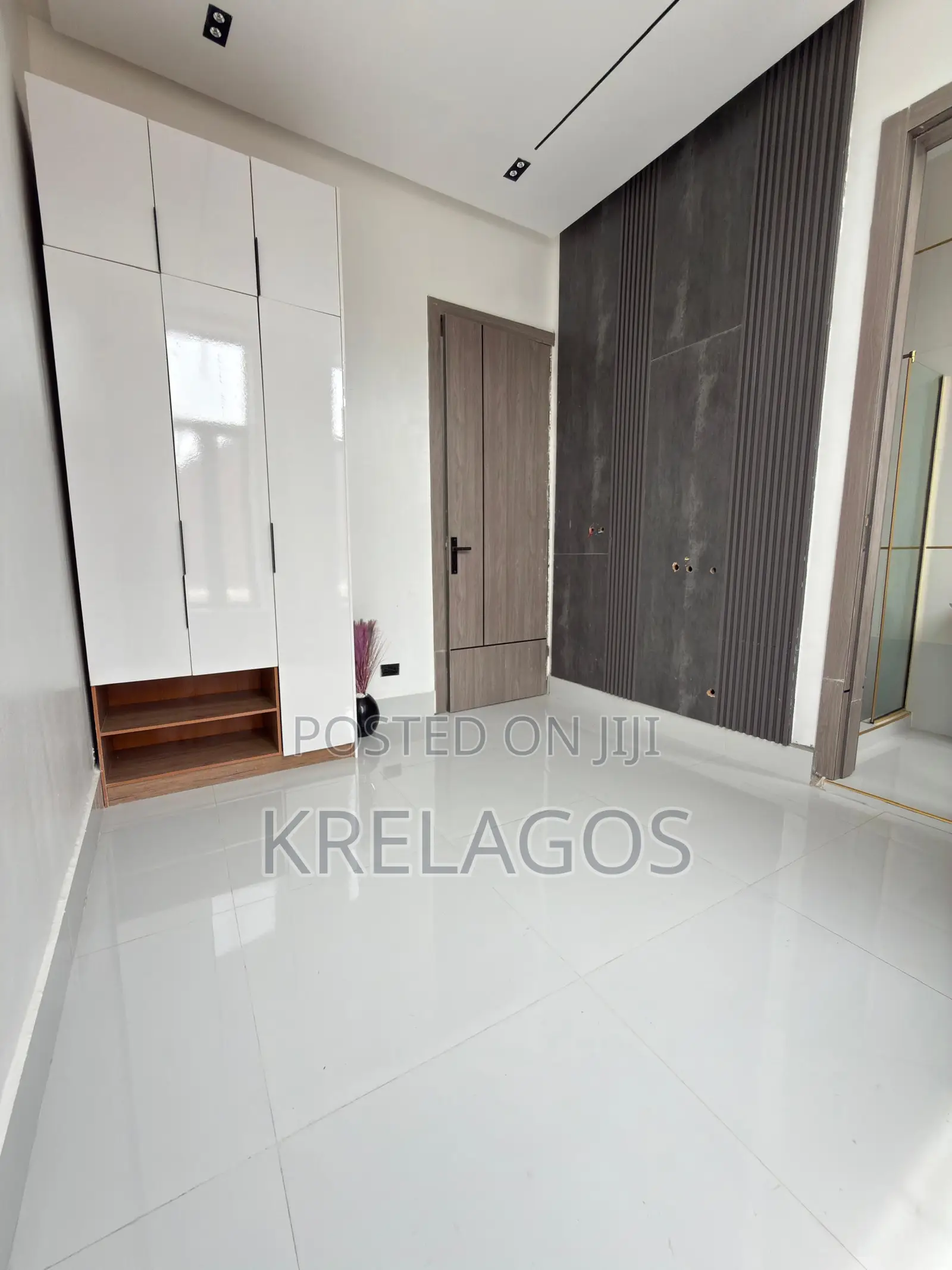 5bdrm Duplex in Chevron for sale
