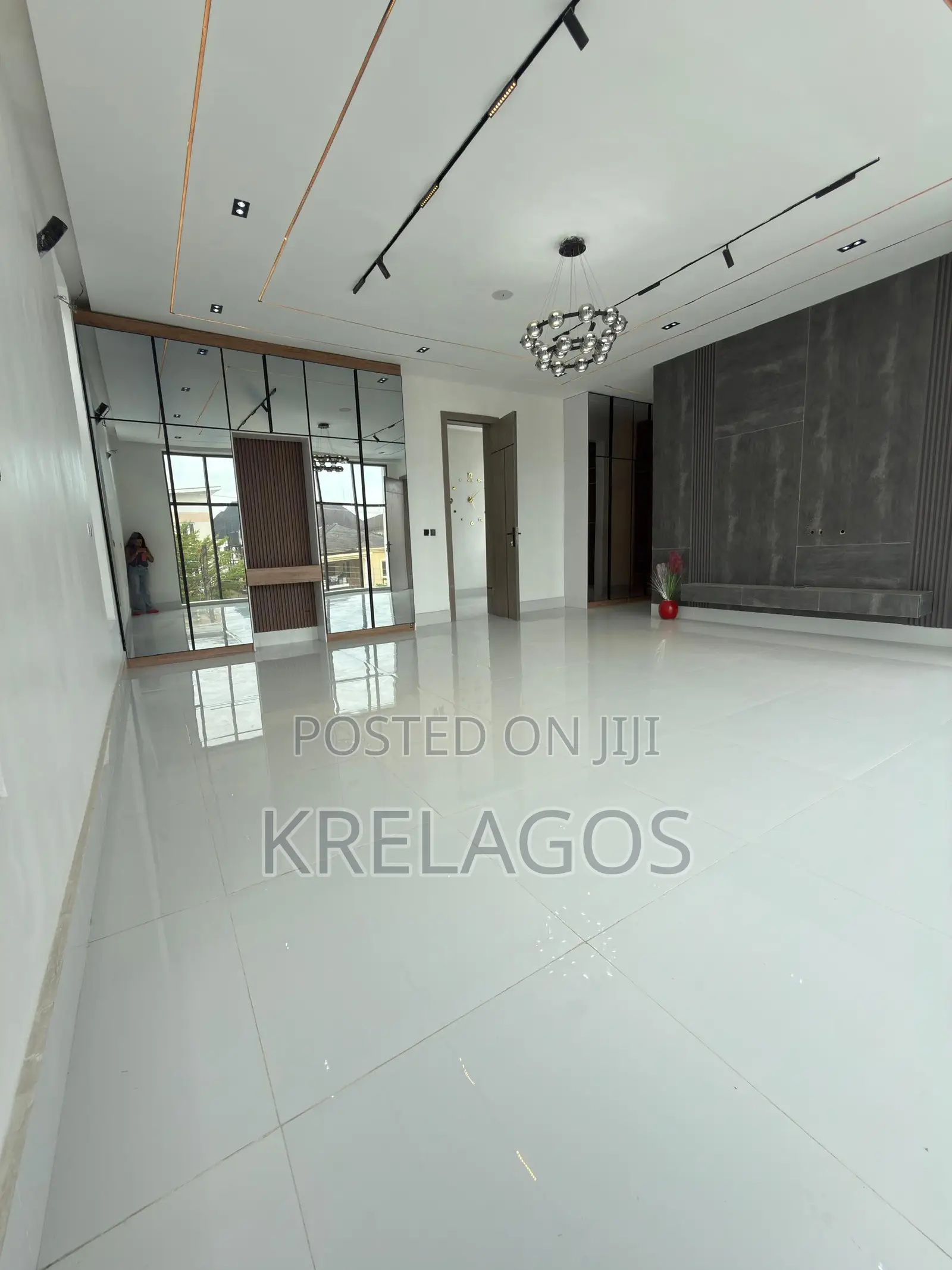 5bdrm Duplex in Chevron for sale