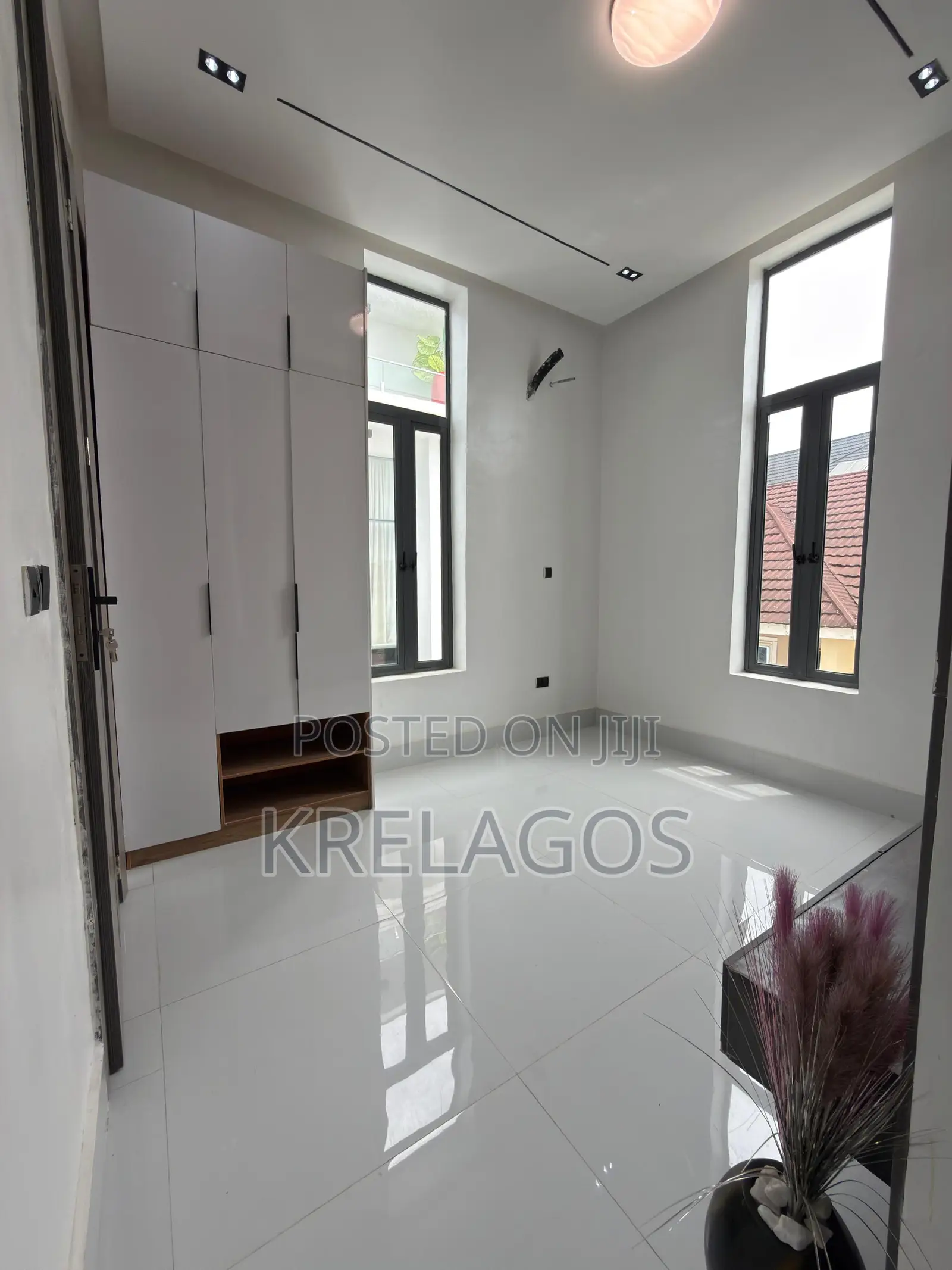 5bdrm Duplex in Chevron for sale