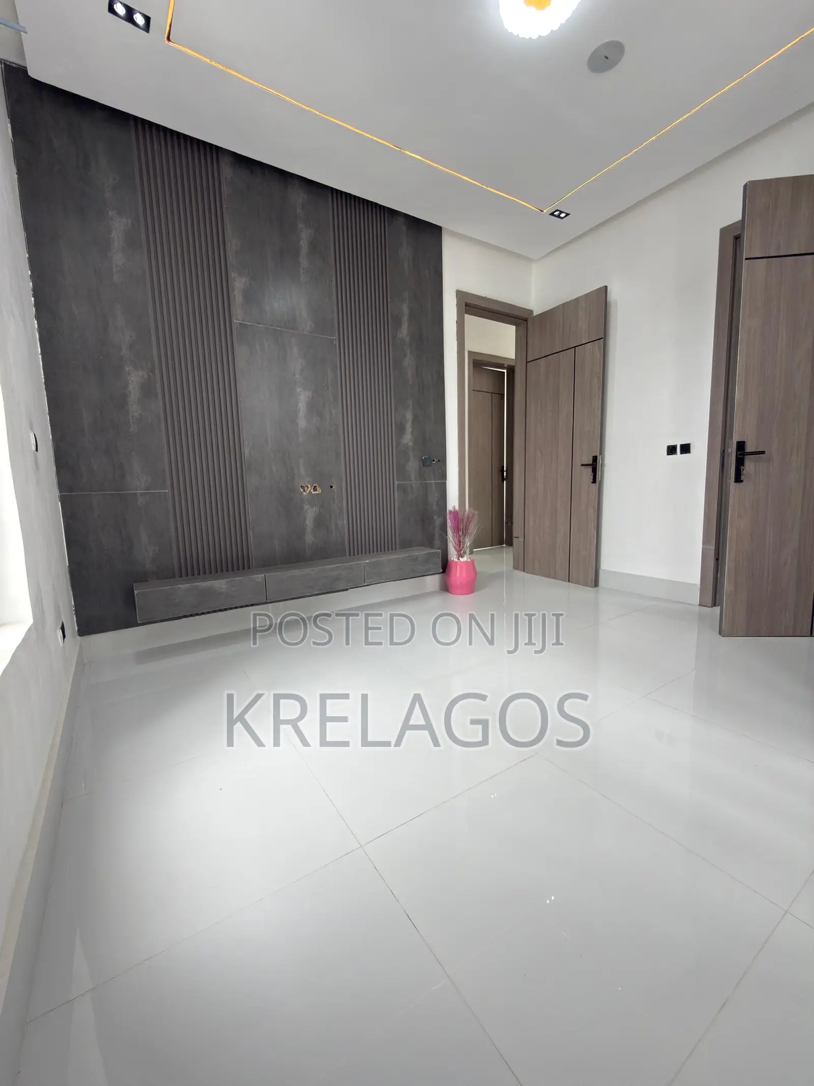 5bdrm Duplex in Chevron for sale