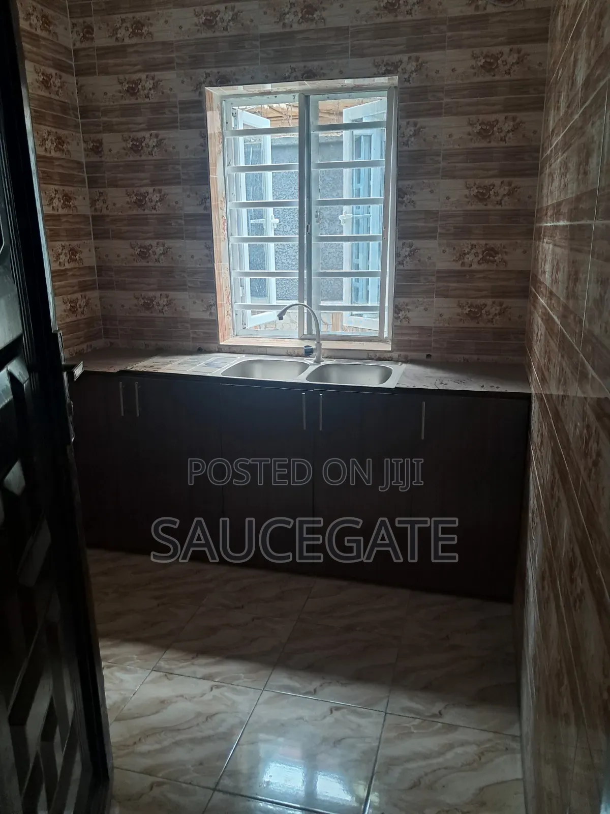 Mini Flat in Unipetrol Axis for rent