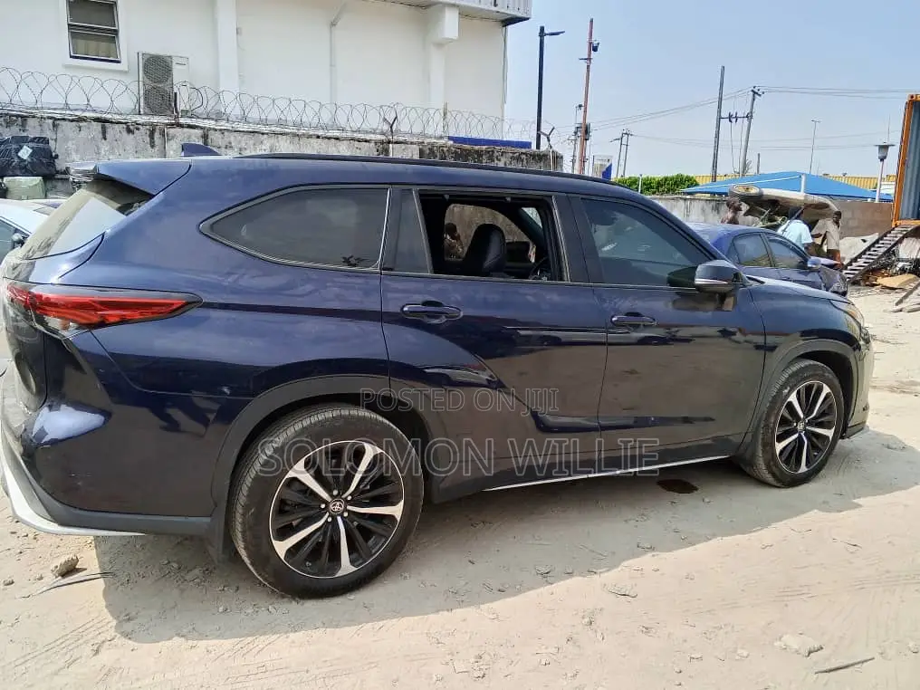 Toyota Highlander XSE 2021 Blue