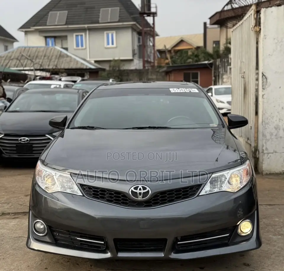 Toyota Camry SE 4dr Sedan (2.5L 4cyl 6A) 2013 Gray