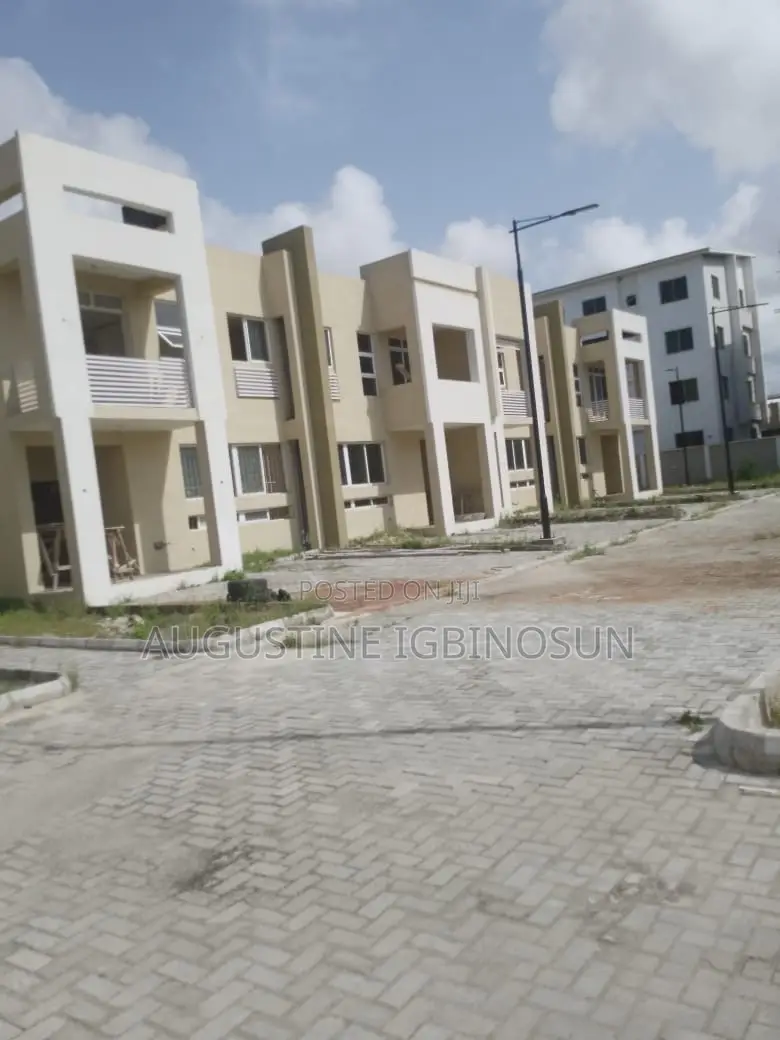 3bdrm Apartment in Sangotedo for sale
