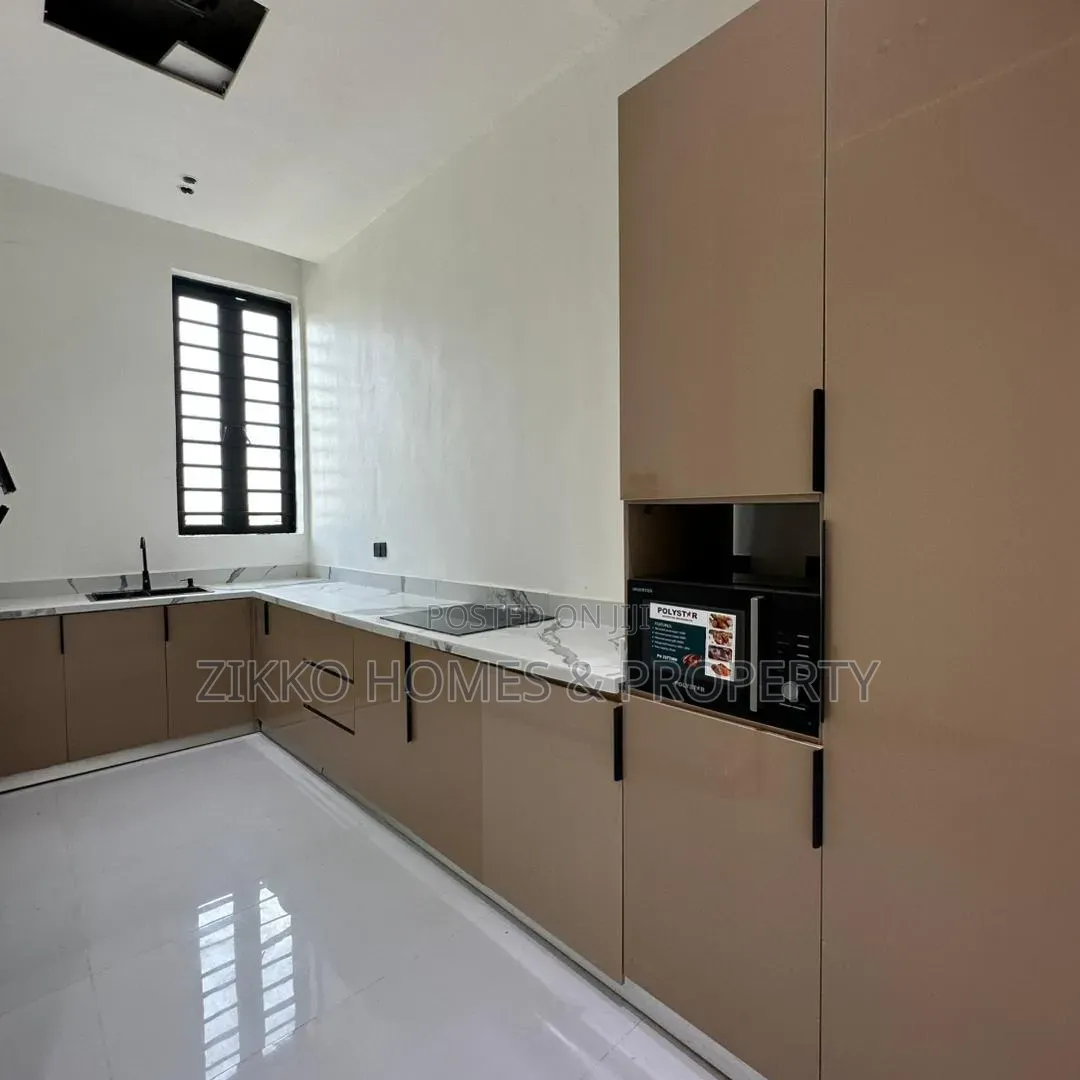 5bdrm Duplex in Lekki Phase 1 for sale