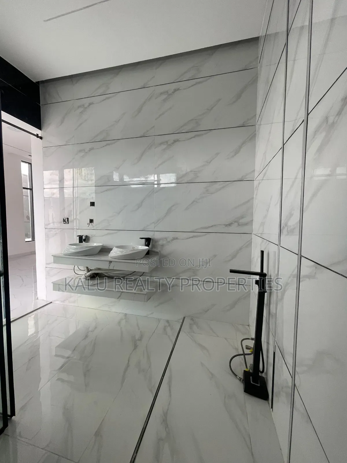 4bdrm Duplex in Chevron Drive for sale