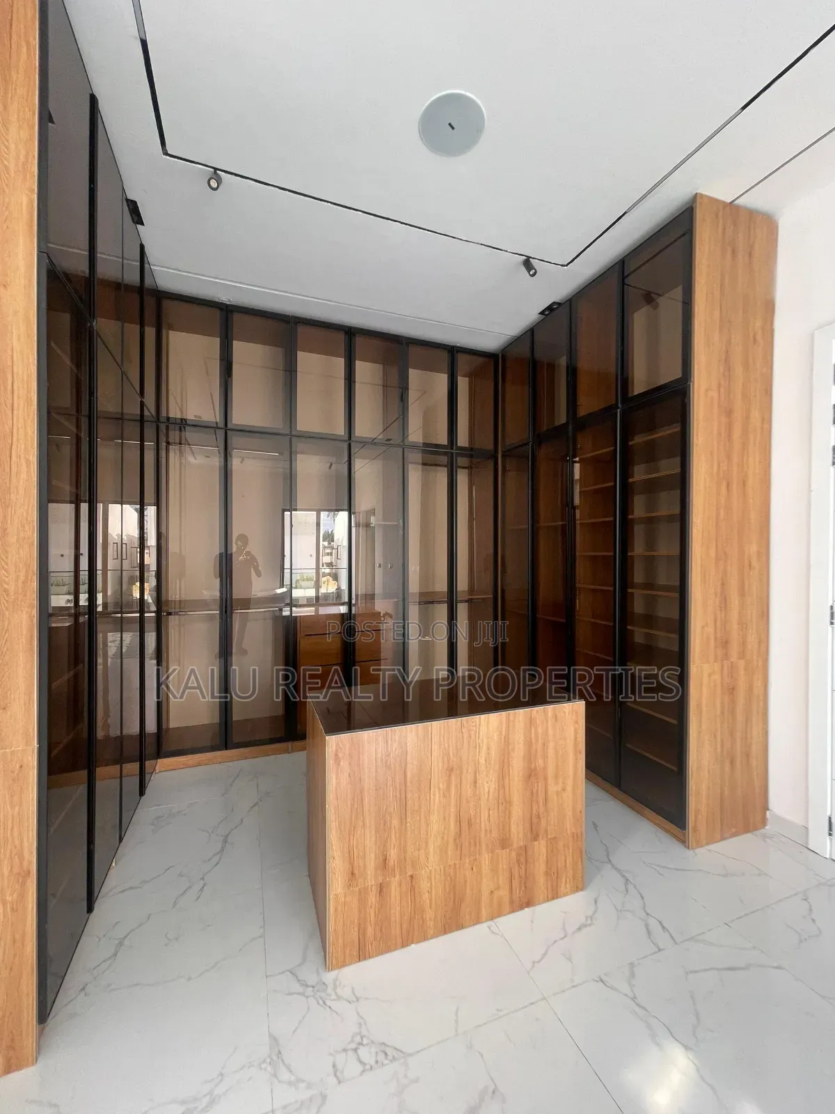 4bdrm Duplex in Chevron Drive for sale