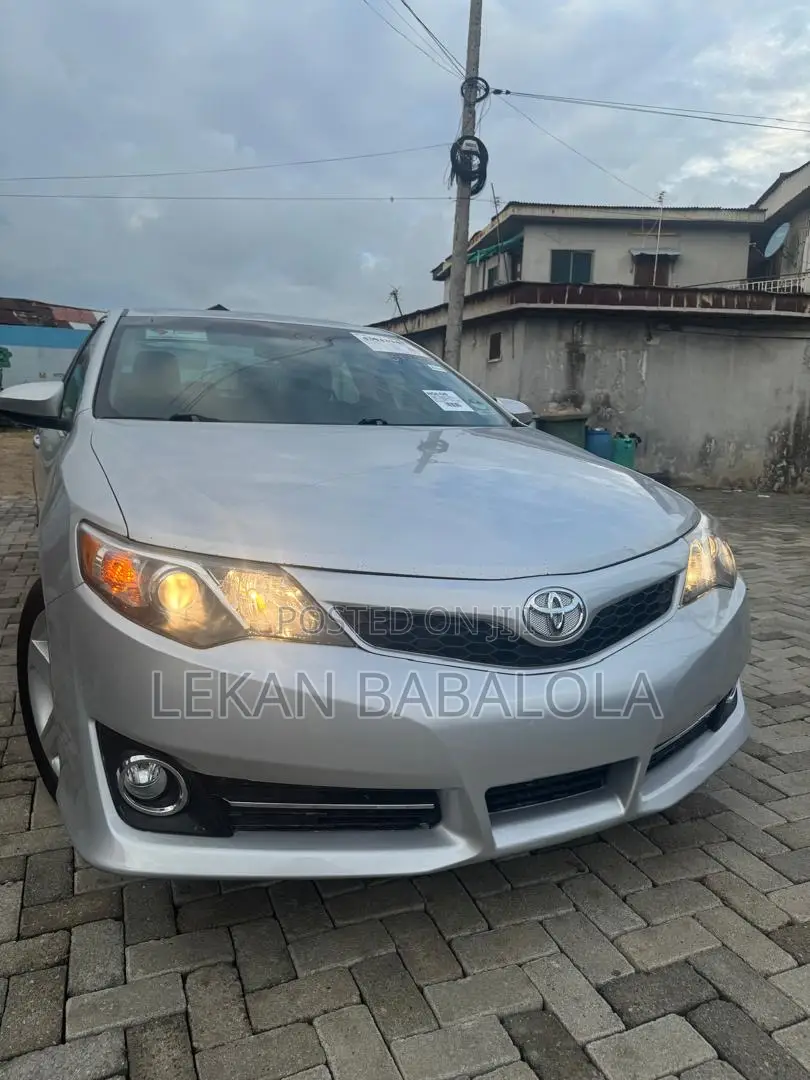 Toyota Camry SE 4dr Sedan (2.5L 4cyl 6A) 2014 Silver