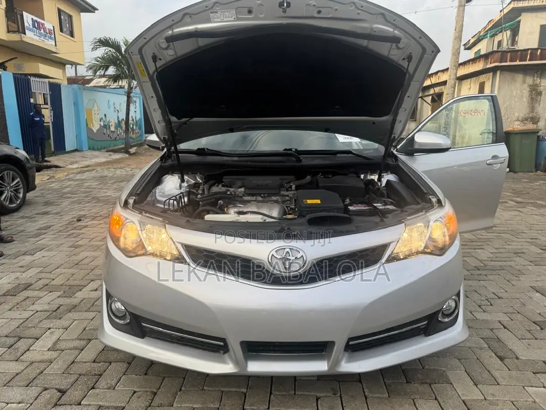Toyota Camry SE 4dr Sedan (2.5L 4cyl 6A) 2014 Silver