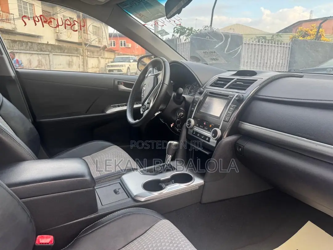 Toyota Camry SE 4dr Sedan (2.5L 4cyl 6A) 2014 Silver