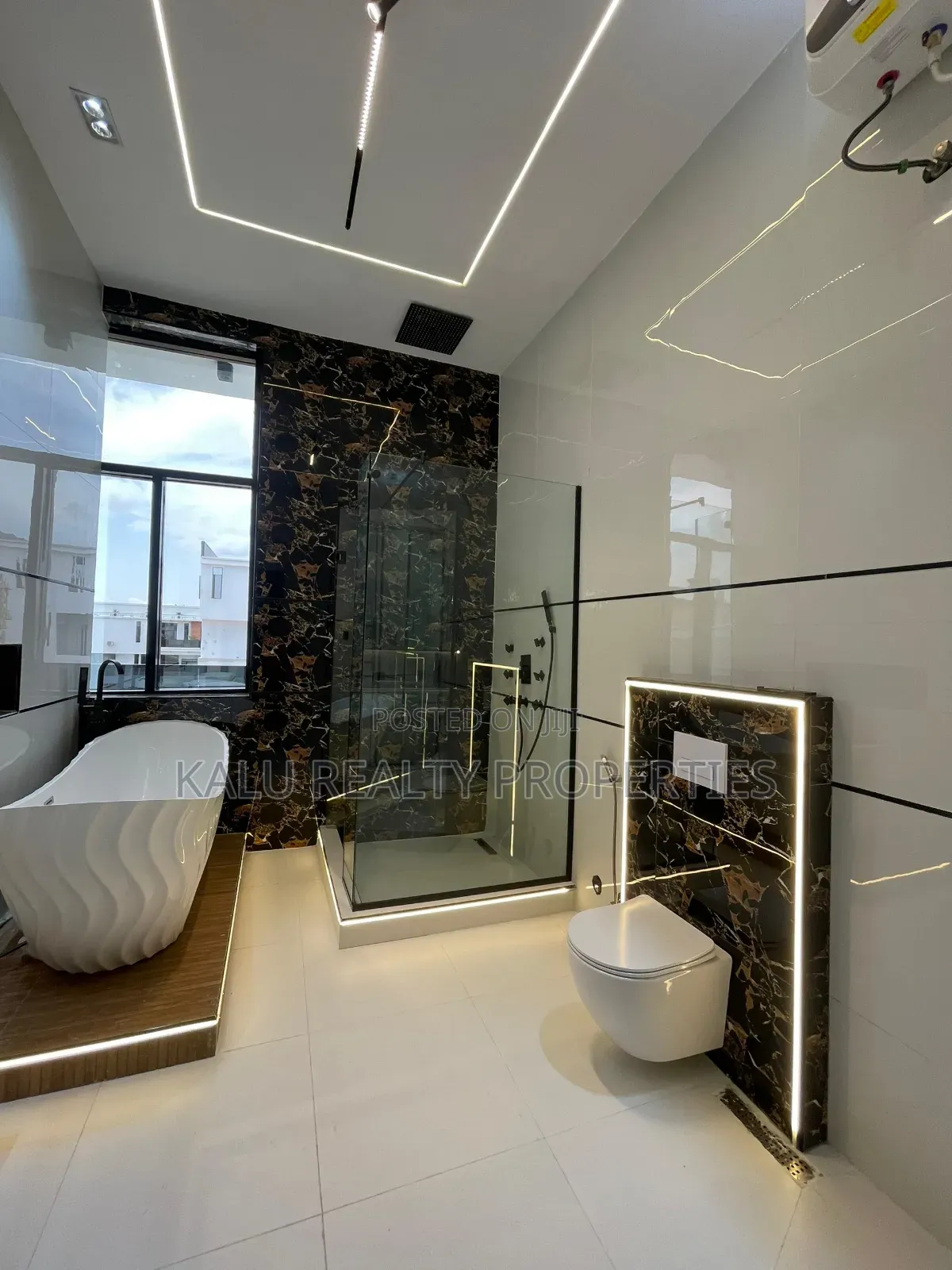 5bdrm Duplex in Osapa, Lekki for sale