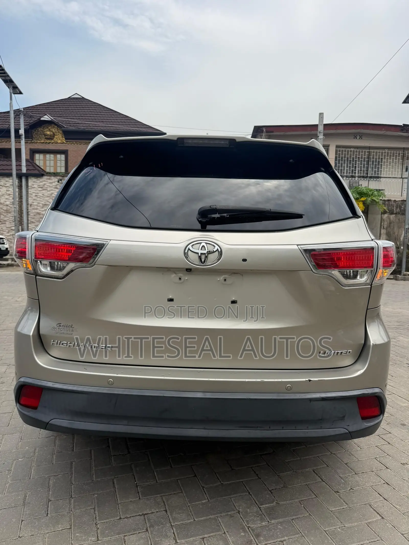 Toyota Highlander Limited Platinum 4dr SUV AWD (3.5L 6cyl 6A) 2015 Gold