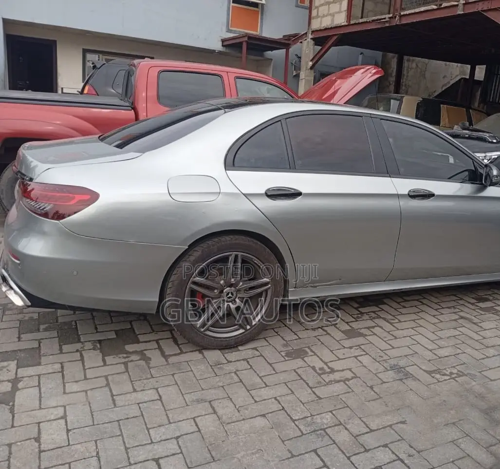 Mercedes-Benz E300 Base RWD Sedan (2.0L 4cyl 9A) 2017 Gold