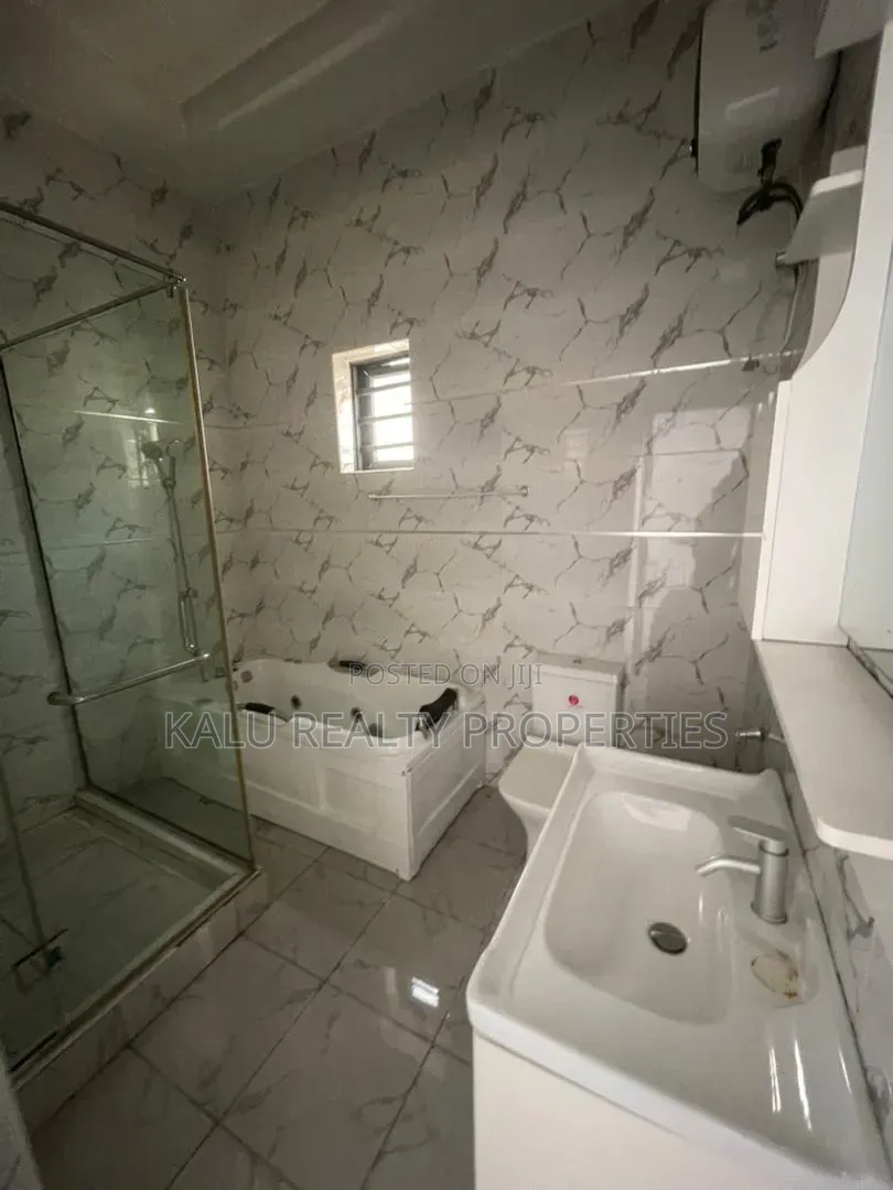 4bdrm Duplex in Chevron Drive for rent