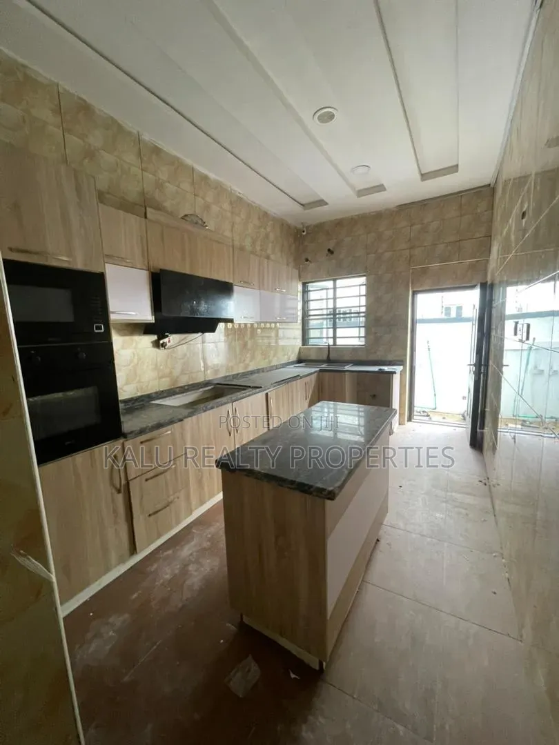 4bdrm Duplex in Chevron Drive for rent