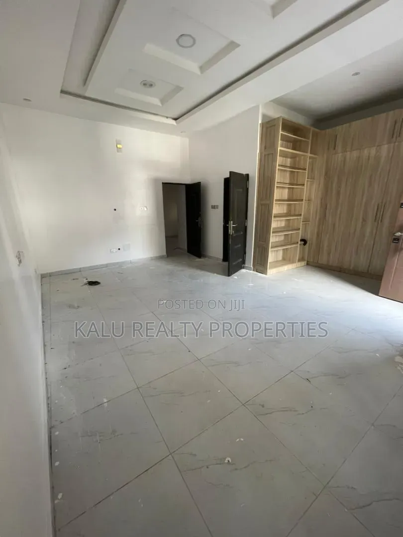 4bdrm Duplex in Chevron Drive for rent