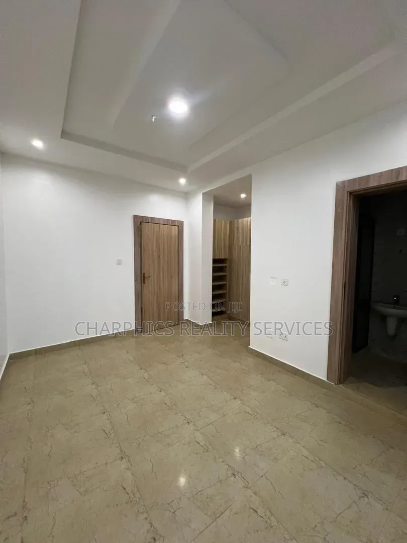 3bdrm Apartment in Adeola Odeku for rent