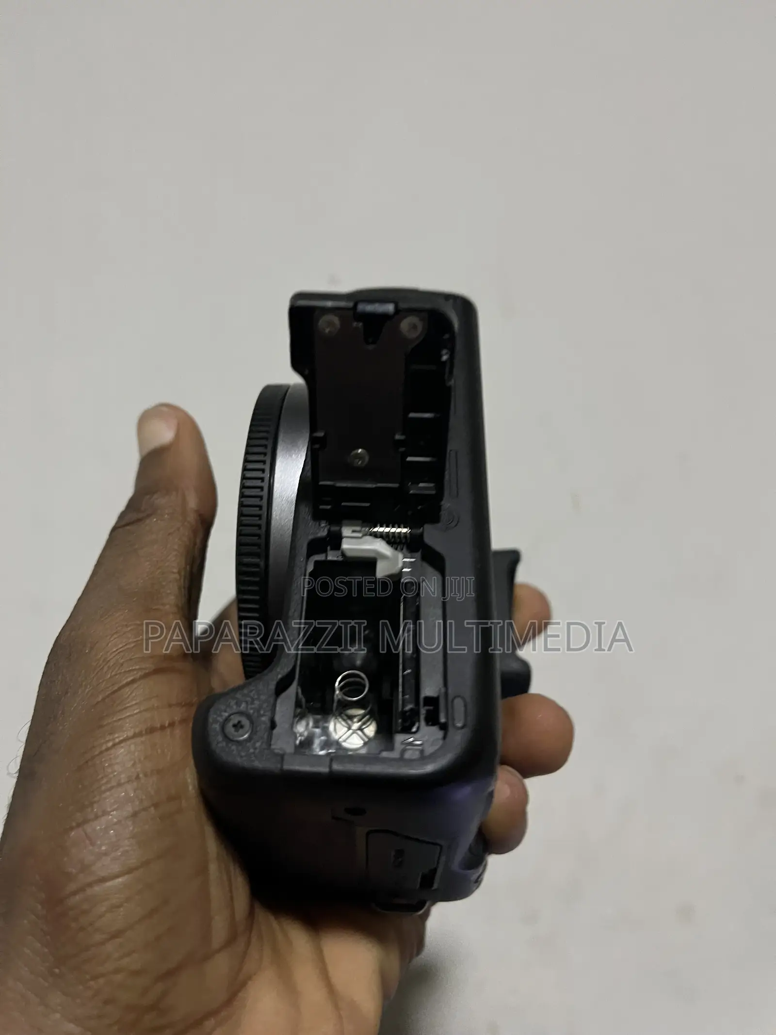 Uk Canon R100 Body Only