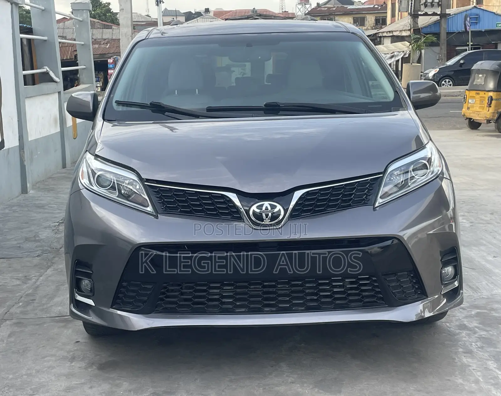 Toyota Sienna XLE 7-Passenger 4dr Minivan AWD (3.5L 6cyl 6A) 2015 Gray