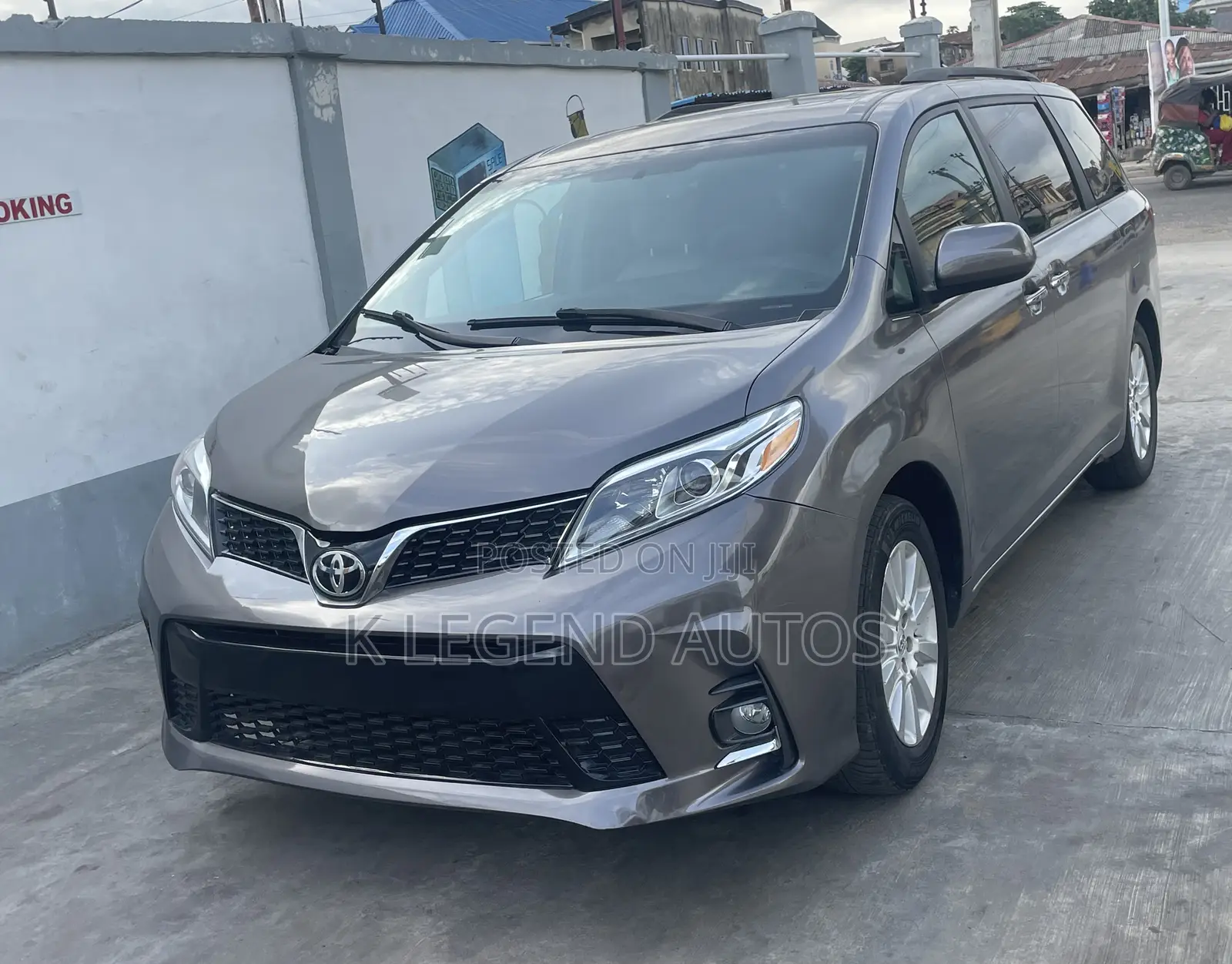 Toyota Sienna XLE 7-Passenger 4dr Minivan AWD (3.5L 6cyl 6A) 2015 Gray