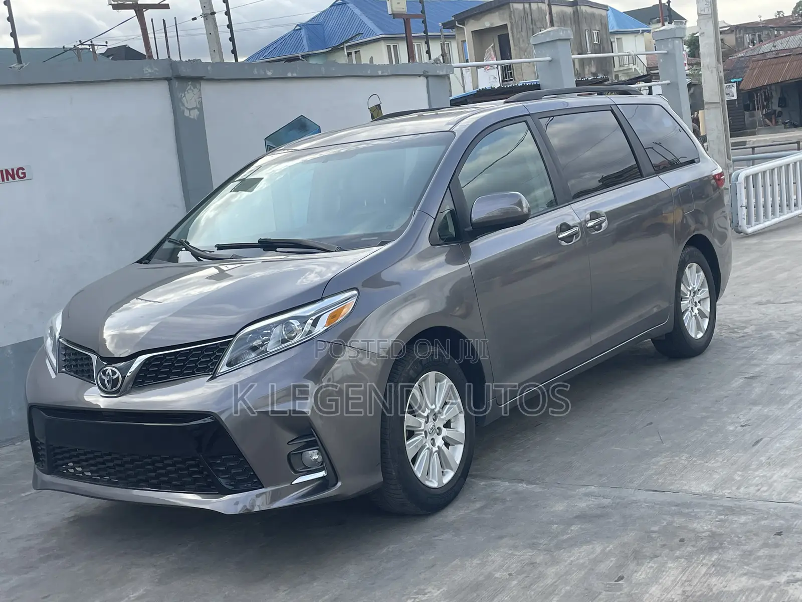 Toyota Sienna XLE 7-Passenger 4dr Minivan AWD (3.5L 6cyl 6A) 2015 Gray