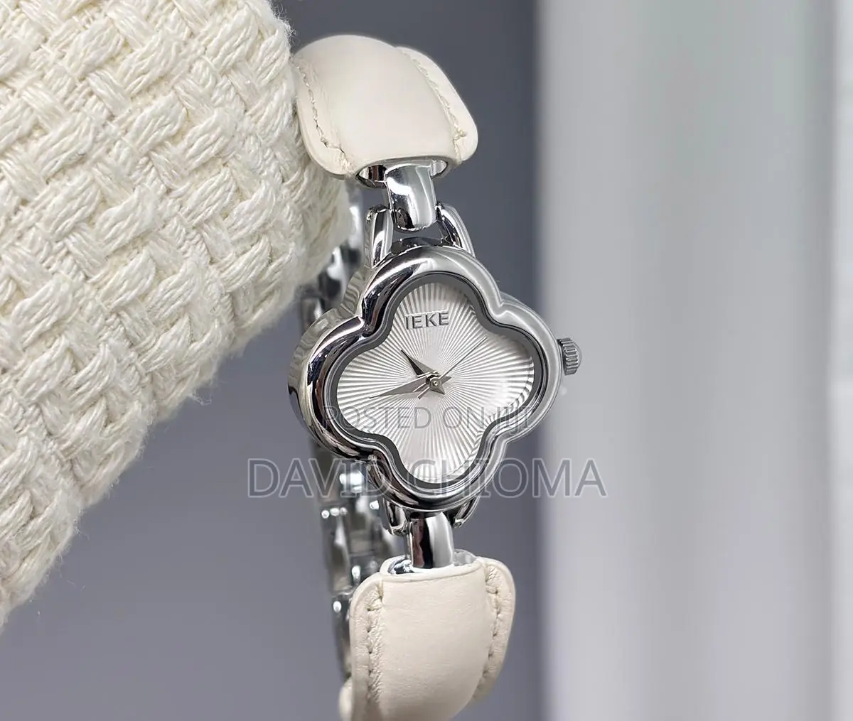 Ieke Women's Watch Vintage Ancora Red Leather Strap Four-Leaf Bracelet