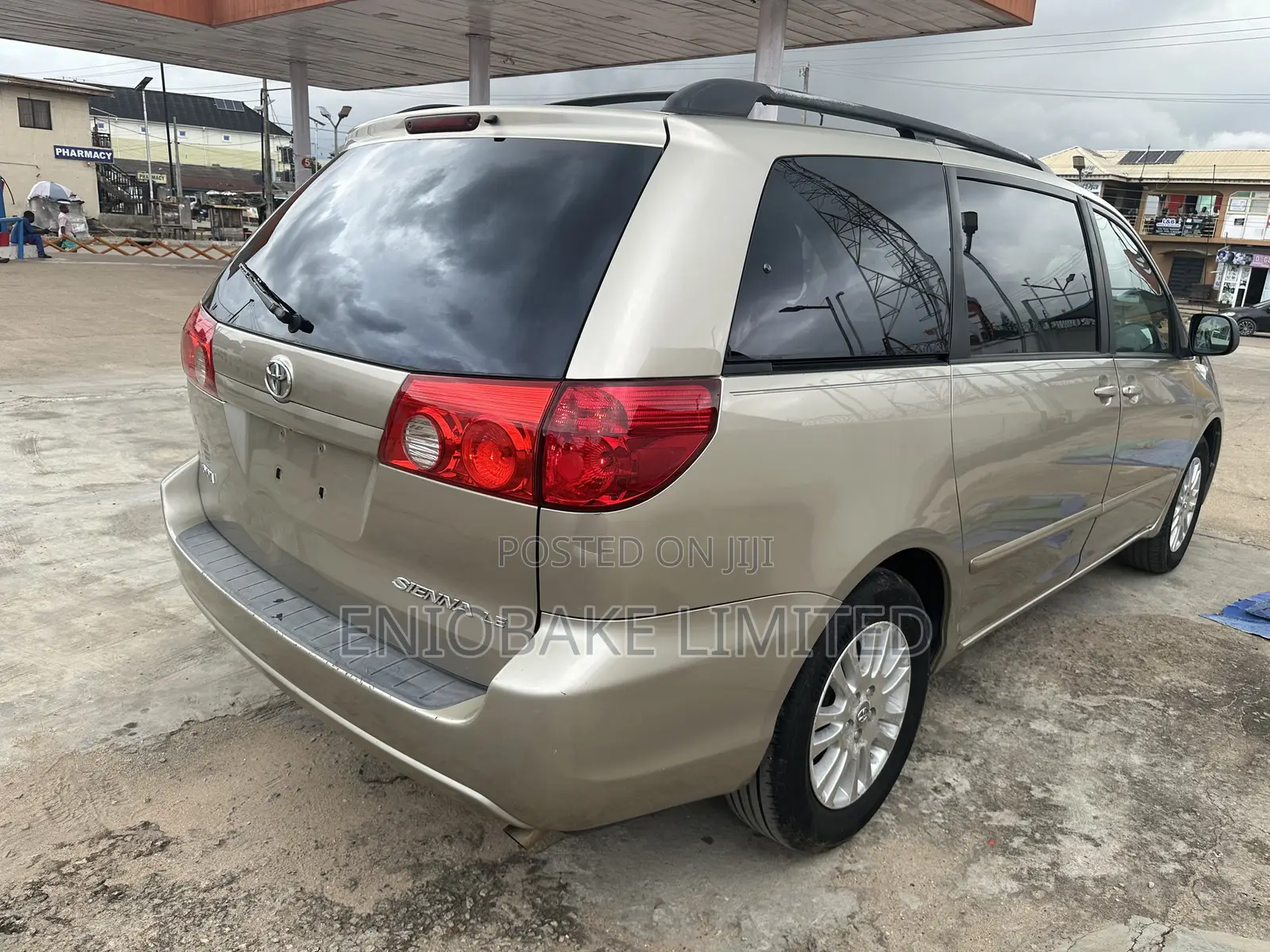 Toyota Sienna LE 7 Passenger 2010 Gold