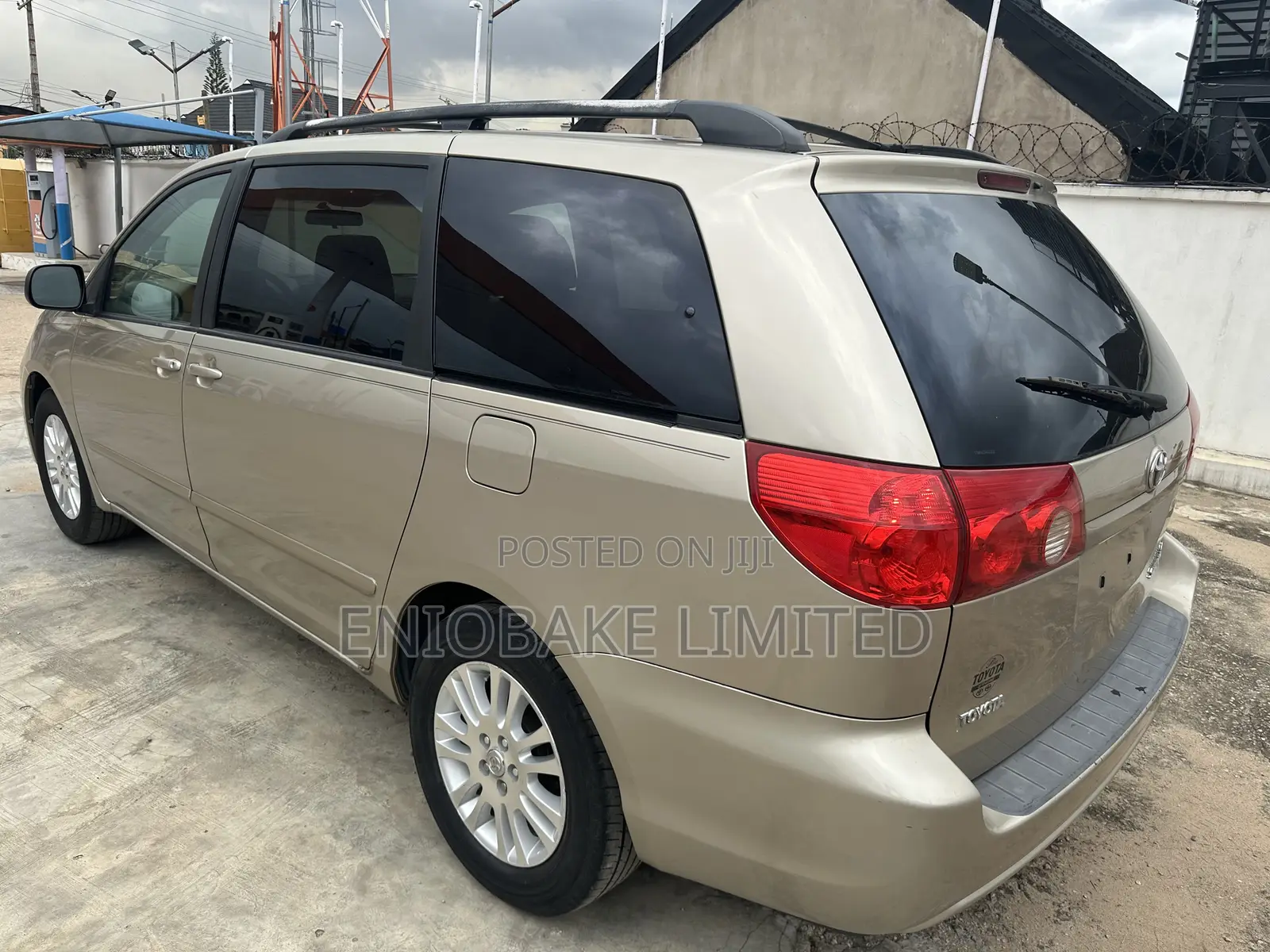 Toyota Sienna LE 7 Passenger 2010 Gold