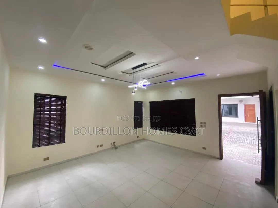4bdrm Duplex in Harris Drive By Vgc for rent