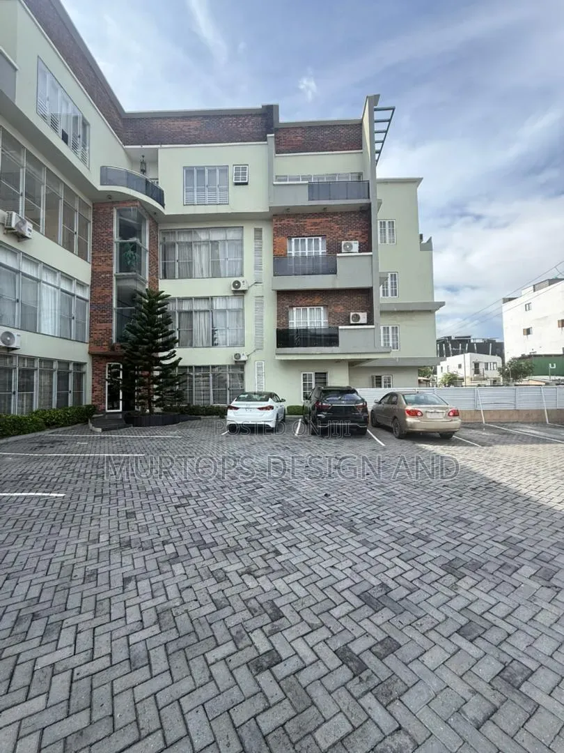 3bdrm Apartment in Lekki Phase 1 for rent
