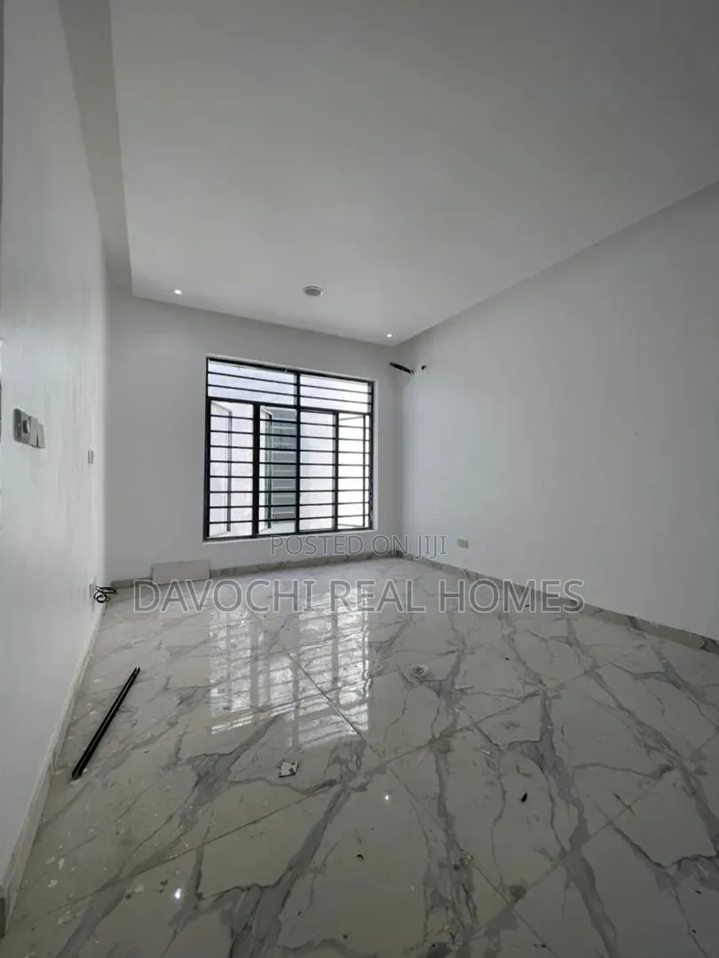 5bdrm Duplex in Ikota for sale