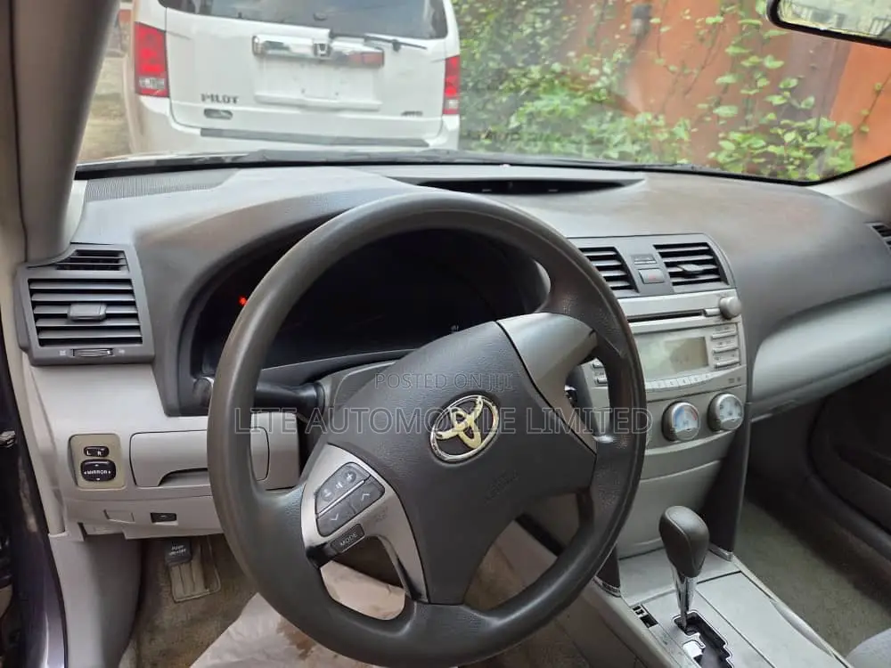 Toyota Camry LE 4dr Sedan (2.5L 4cyl 6AM) 2010 Gray