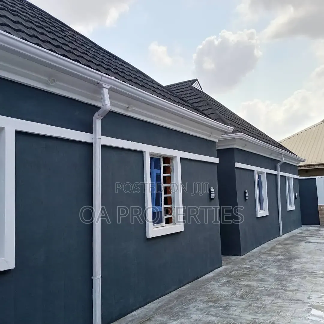 8bdrm House in Unity Estate ,Elebu, for sale