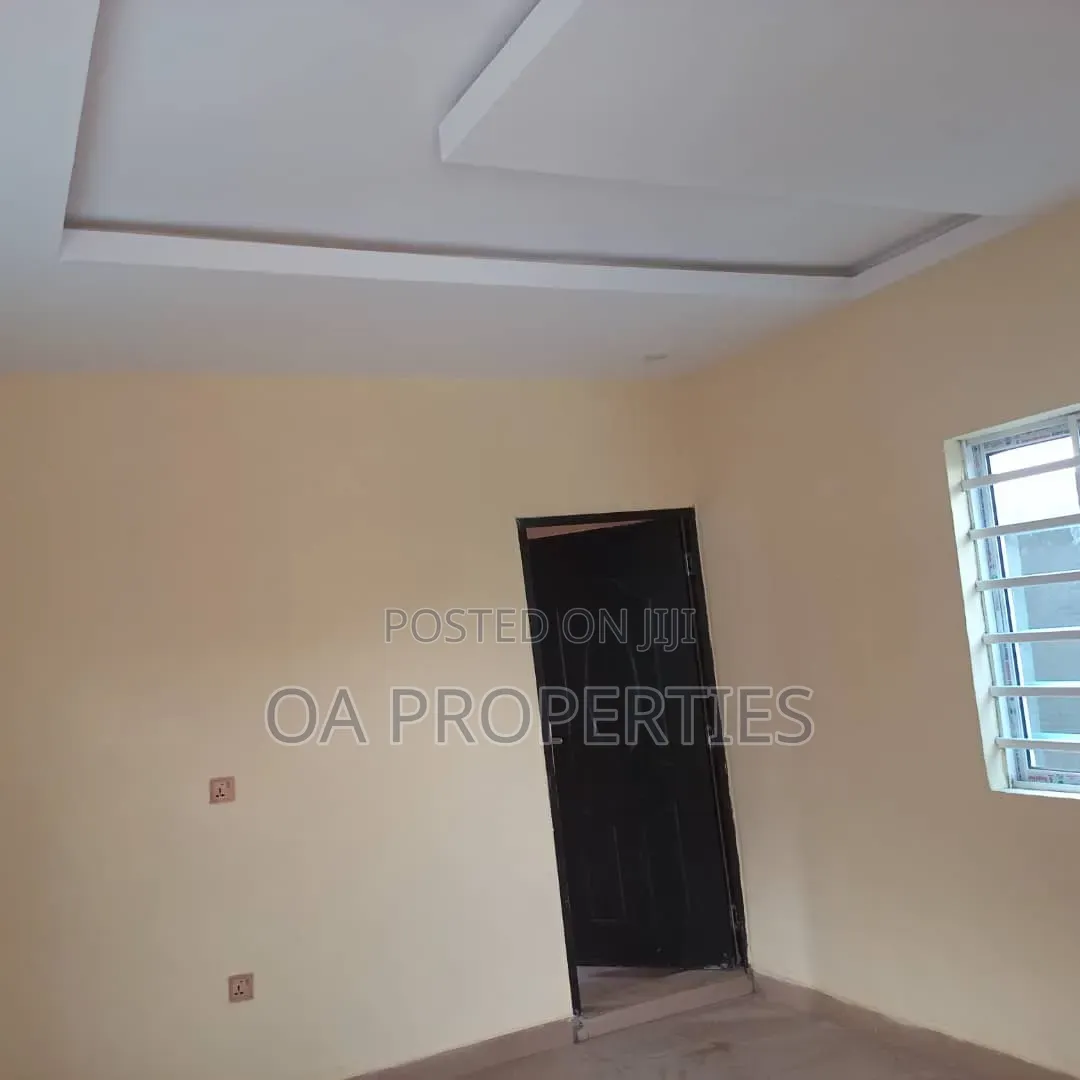 8bdrm House in Unity Estate ,Elebu, for sale