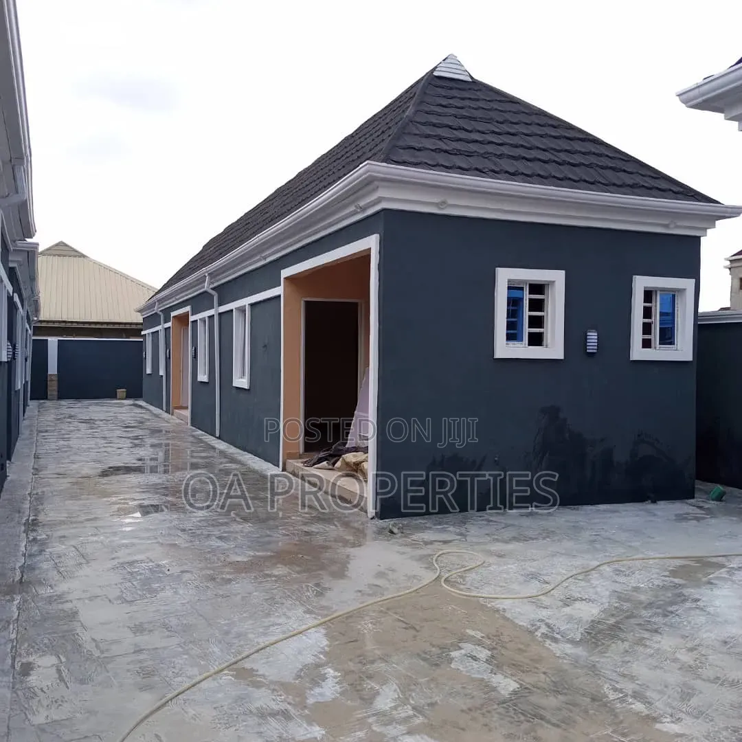 8bdrm House in Unity Estate ,Elebu, for sale