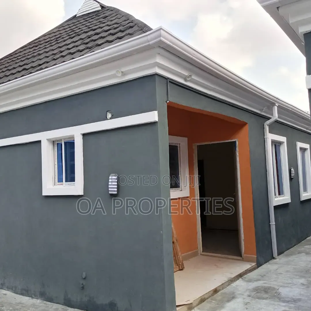 8bdrm House in Unity Estate ,Elebu, for sale