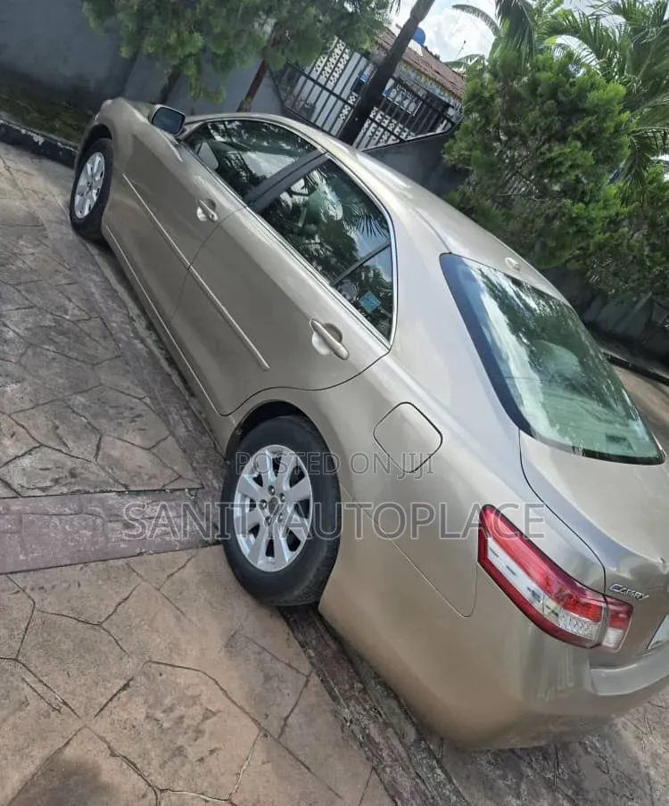 Toyota Camry LE 4dr Sedan (2.5L 4cyl 6A) 2011 Gold